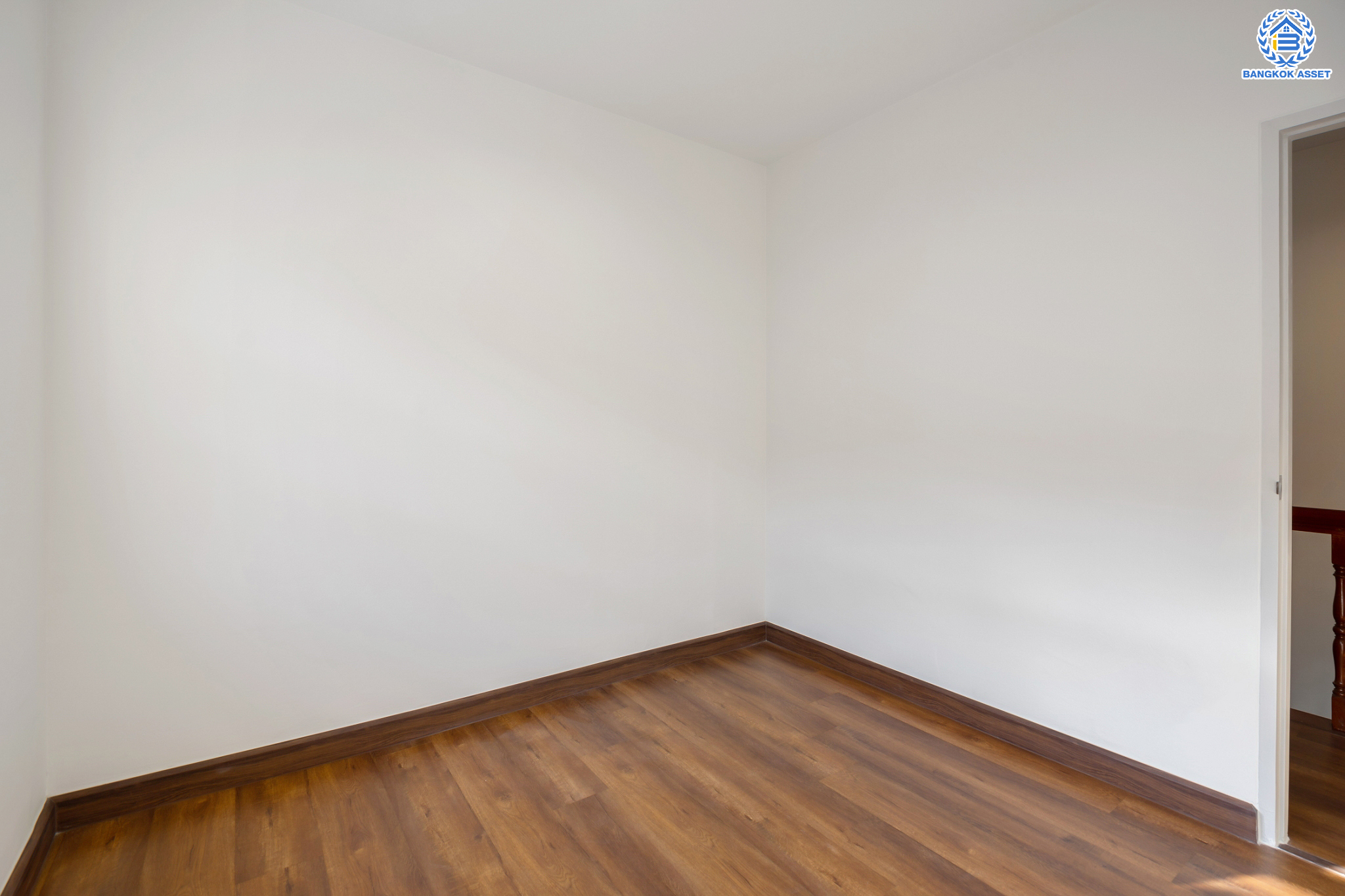 บ้านมือสองตกแต่งใหม่ ม.รติรมย์ 3 สวนผัก บ้านดีไซน์สวยพร้อมอยู่ เนื้อที่ 21 ตร.ว. ฟังก์ชัน 3 ห้องนอน 2 ห้องน้ำ 1 ที่จอดรถ บนทำเลศักยภาพ เชื่อมต่อหลายเส้นทางหลัก ใกล้ทางด่วน "ศรีรัช" รถไฟฟ้าสายสีแดง "สถานีตลิ่งชัน"และแหล่ง Community Mall ชั้นนำมากมาย